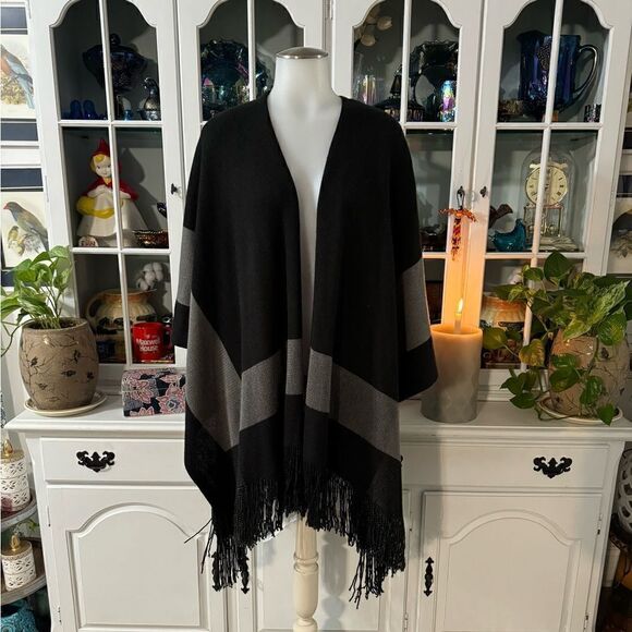 BCBGeneration Poncho Fringe Black and Gray One Size - Picture 1 of 5